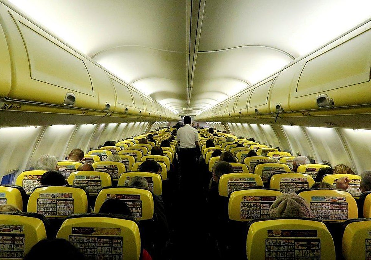 Interior de un avión de Ryanair