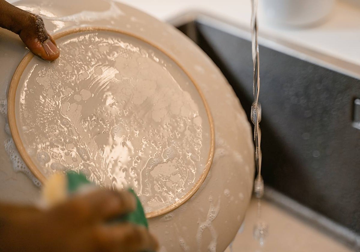 Así es el truco de una joven para ahorrar tiempo cuando tiene muchos platos que lavar