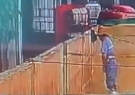 Graban a un empleado de una de las principales cerveceras de China orinar en una barrica de malta