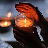 El truco para quitar la cera de tus velas acabadas y conseguir vasos nuevos