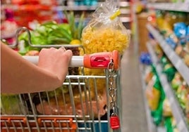 Unos españoles alucinan con lo que se vende en los supermercados de Ecuador
