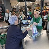 Un matemático desvela el truco para saber en qué cola del supermercado debes ponerte para ir más rápido