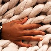 ¿Qué tejido abriga más? Así influye la tela que usamos al vestir en el frío que pasamos