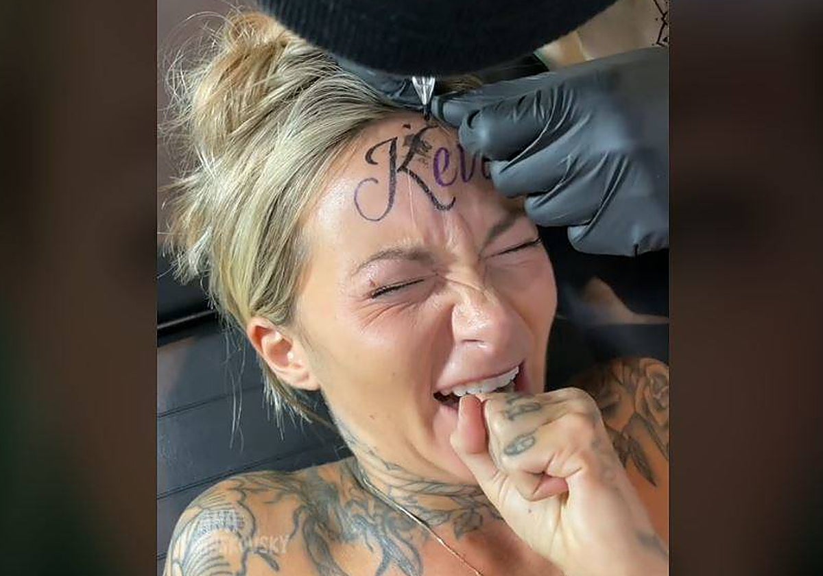 Ana, durante su tatuaje