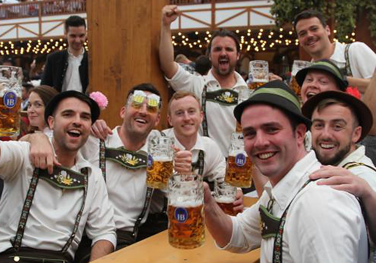 Asistentes al festival de la cerveza de Múnich, el Oktoberfest