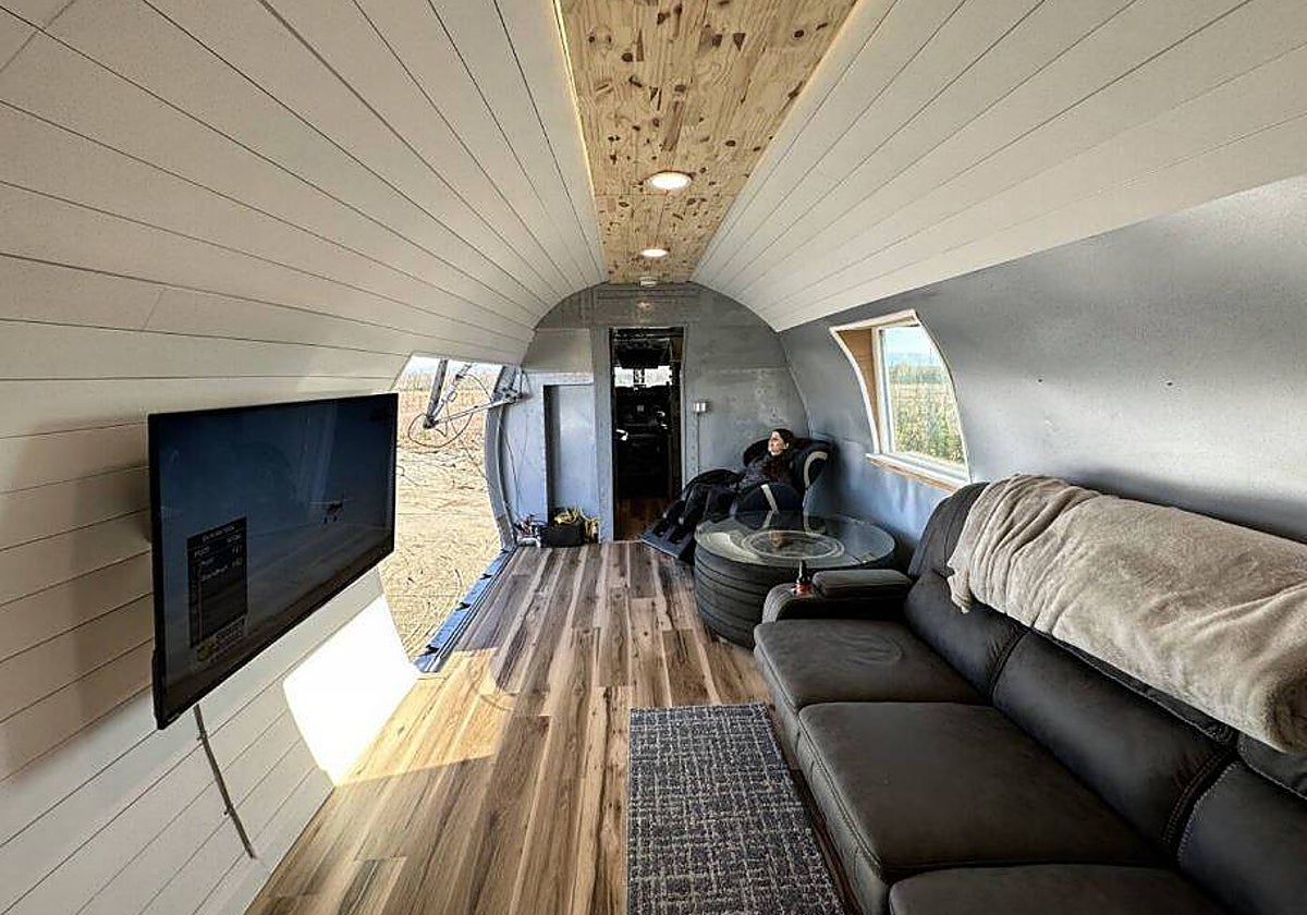 La sala de estar de este curioso Airbnb