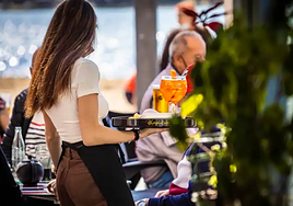 Despiden a una camarera tras subir un TikTok quejándose de la cafetería donde trabajaba: «¿Qué esperaba?»