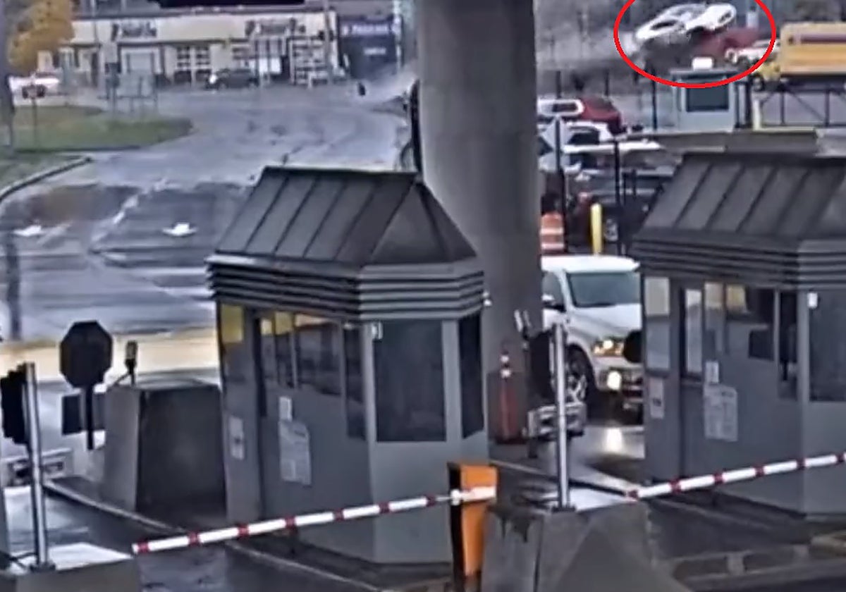 Un impactante vídeo de CCTV capturó el momento en que el vehículo se dirigía a toda velocidad hacia el cruce fronterizo
