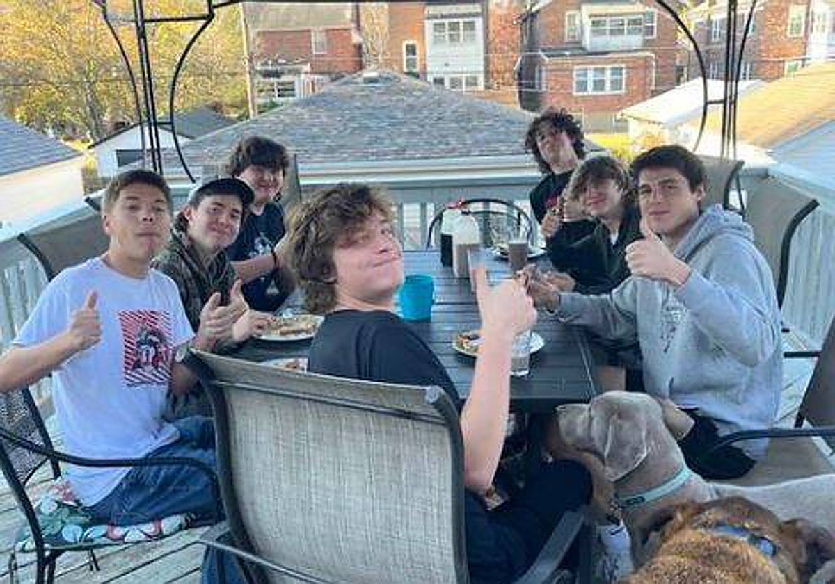 Los amigos de Sam, en una de sus citas en casa de la abuela Peggy