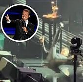 Luis Miguel sufre una aparatosa caída en pleno concierto en Ciudad de México