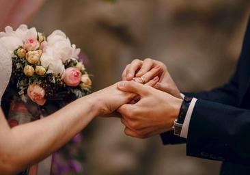 Ni niños, ni gente sin regalo, ni vestidos estampados: las polémicas prohibiciones de este 'tiktoker' para su boda