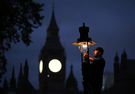 Explica la extraña forma de pagar el gas en su casa de Londres: «El agua empezó a salir congelada»
