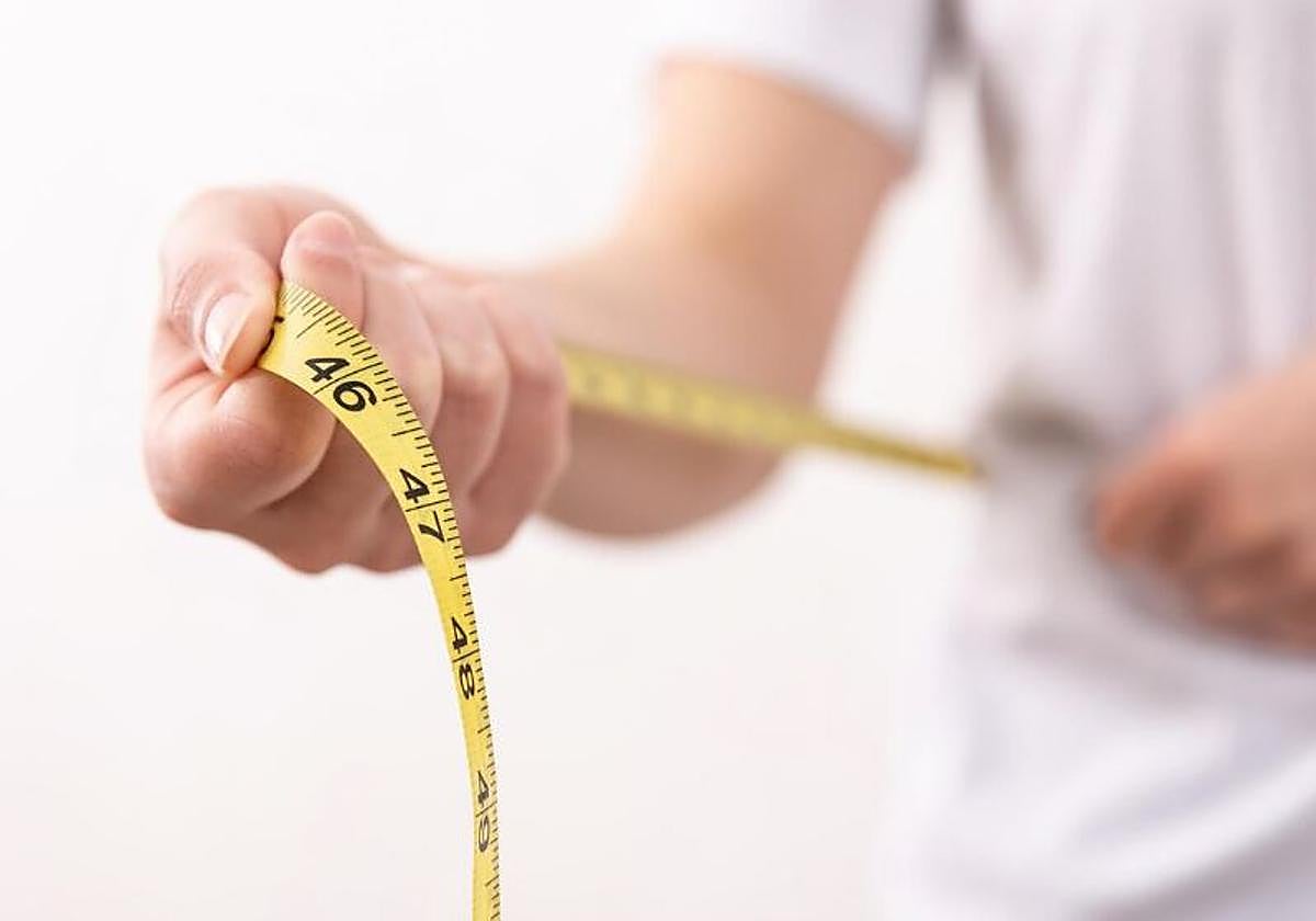 Un hombre usando un metro