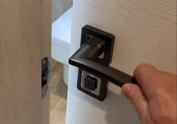 La lección de física de un carpintero a un profesor con el cierre de la puerta del baño: «El aula está en muchos sitios»