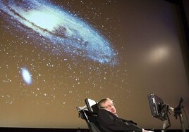 La predicción de Stephen Hawking sobre el fin del mundo: el momento en el que se convertirá en una enorme bola de fuego