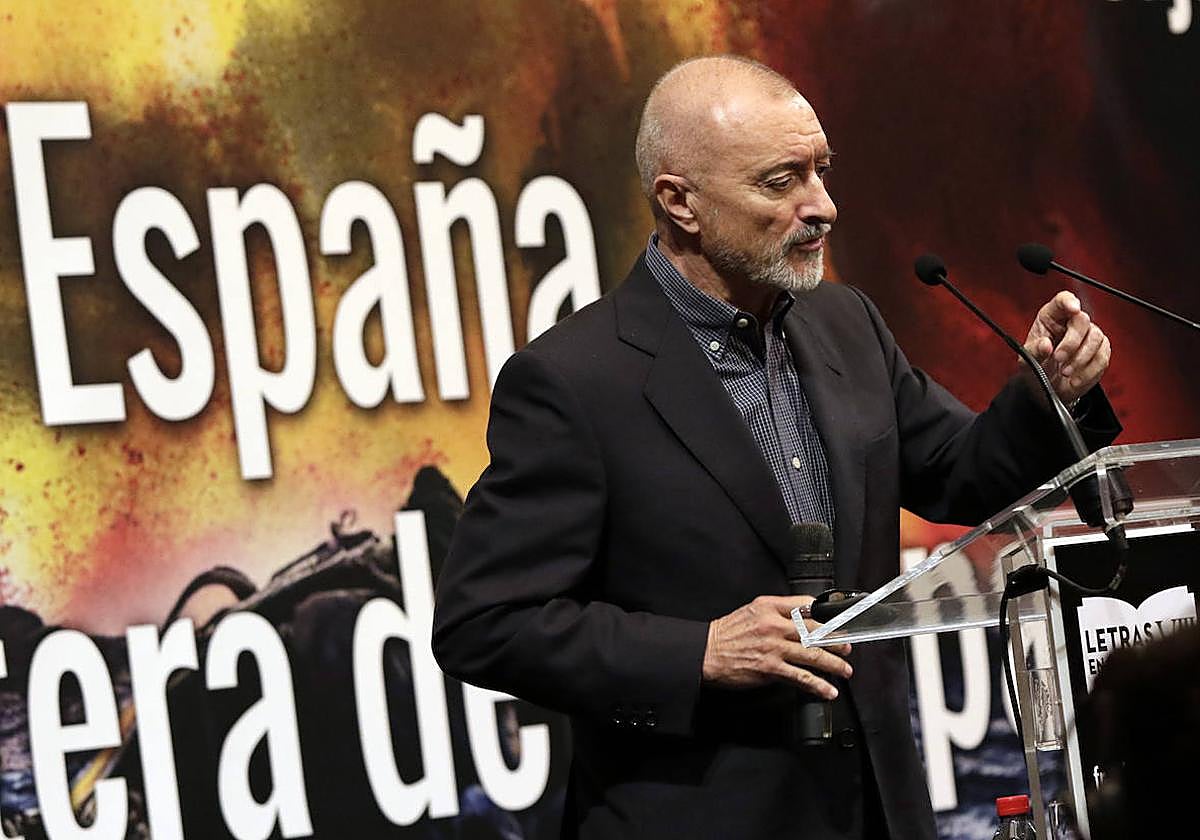 Arturo Pérez-Reverte, durante una conferencia