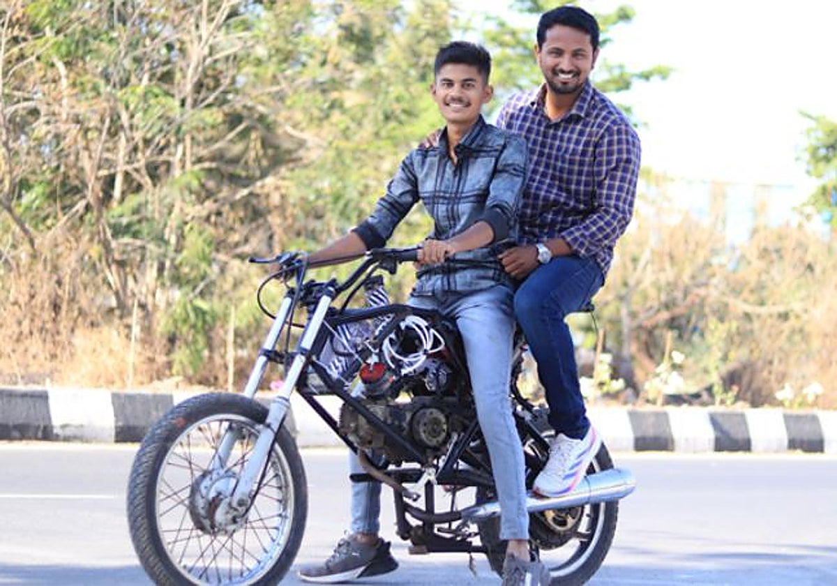 El inventor y un ayudante, sobre el ciclomotor