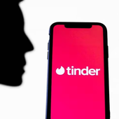 Su cita de Tinder le pide al final de la noche un bizum de 10 euros por la gasolina: «Ni un músculo moví»
