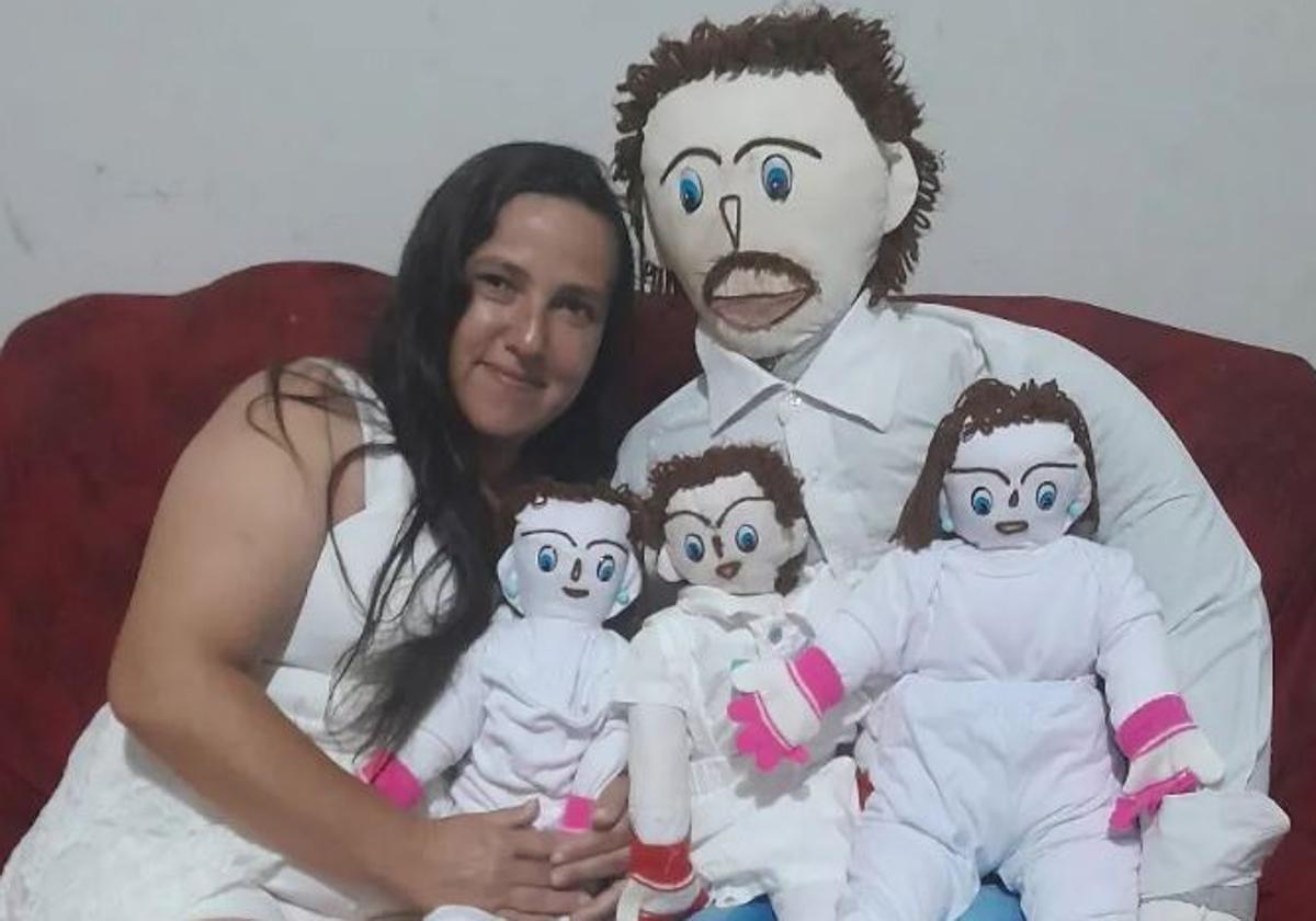 Infidelidad, familia numerosa y un secuestro: la turbia historia de la mujer  casada con un muñeco de trapo