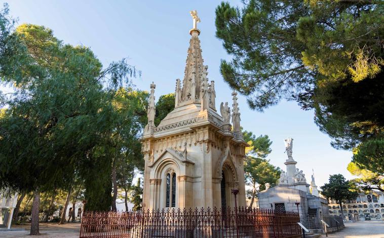 Imagen principal - 1º, Cementerio de Reus (Tarragona); 2º, Cementerio de Monturque (Córdoba); 3º, Cementerio Municipal de Ciriego en Santander 