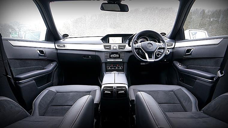 Tener todo el coche limpio por dentro ayudará a que el volante también lo esté