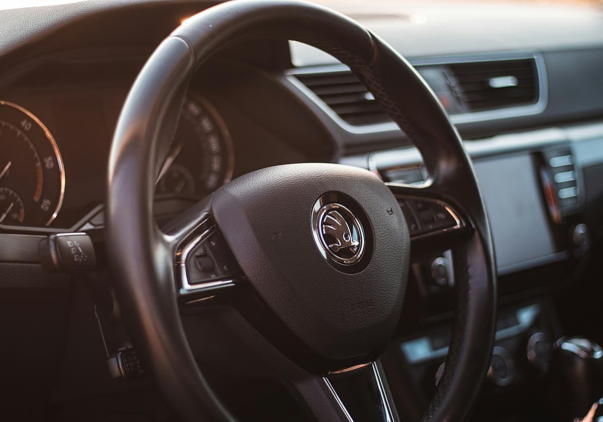 Este es el truco para limpiar las zonas pegajosas del volante en poco tiempo