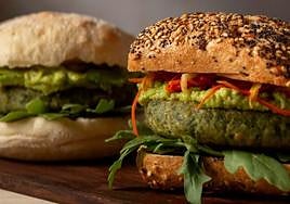 La épica reseña de un vegetariano tras ver la hamburguesa vegana que le sirven: «Mis padres me buscaron durante dos días»