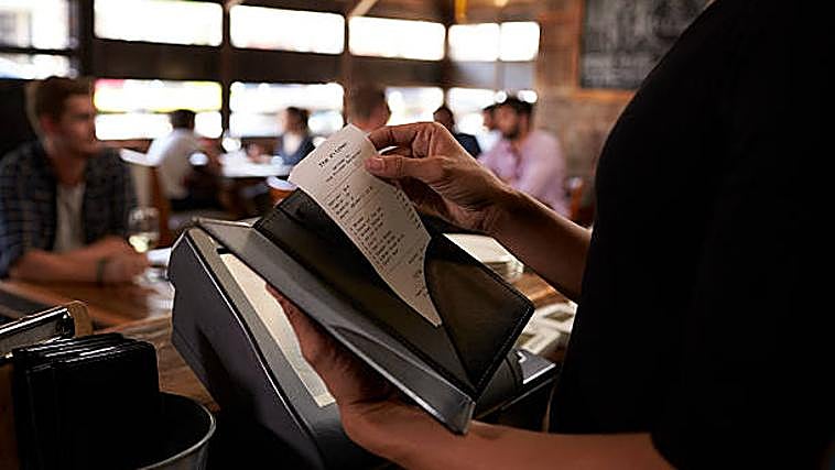 Estas son las cosas por las que nunca te deben cobrar en un bar o restaurante: algunas son habituales