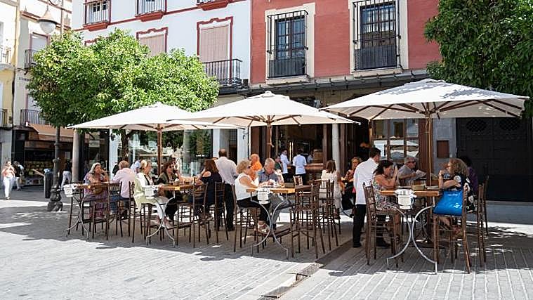 Estas son las cosas por las que nunca te deben cobrar en un bar o restaurante: algunas son habituales