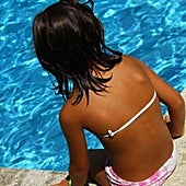 Un profesional de emergencias explica por qué no debes comprarle a tu hijo el bañador de este color