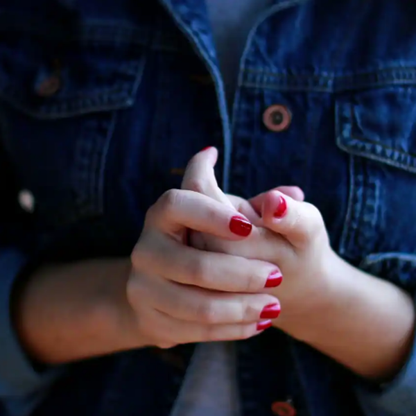 Un sanitario explica cómo afecta a nuestra salud crujirse los dedos