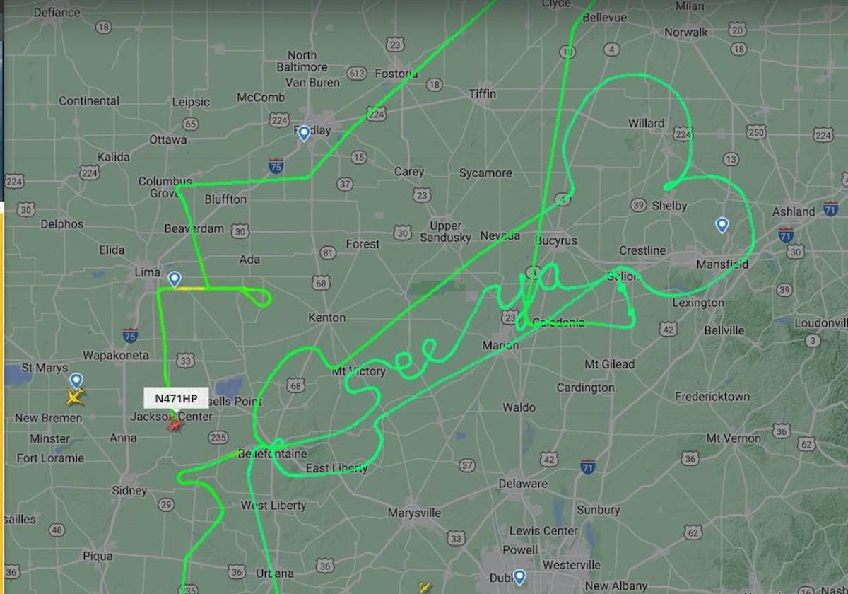 Un piloto de avión dibuja un pene en el aire y deja un extraño mensaje:  «Nos vemos»