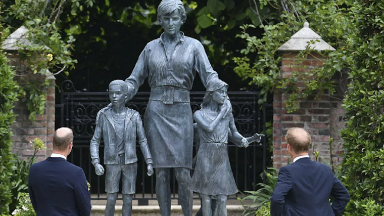 Estatua de la princesa Diana de Gales en 'Sunken Garden'