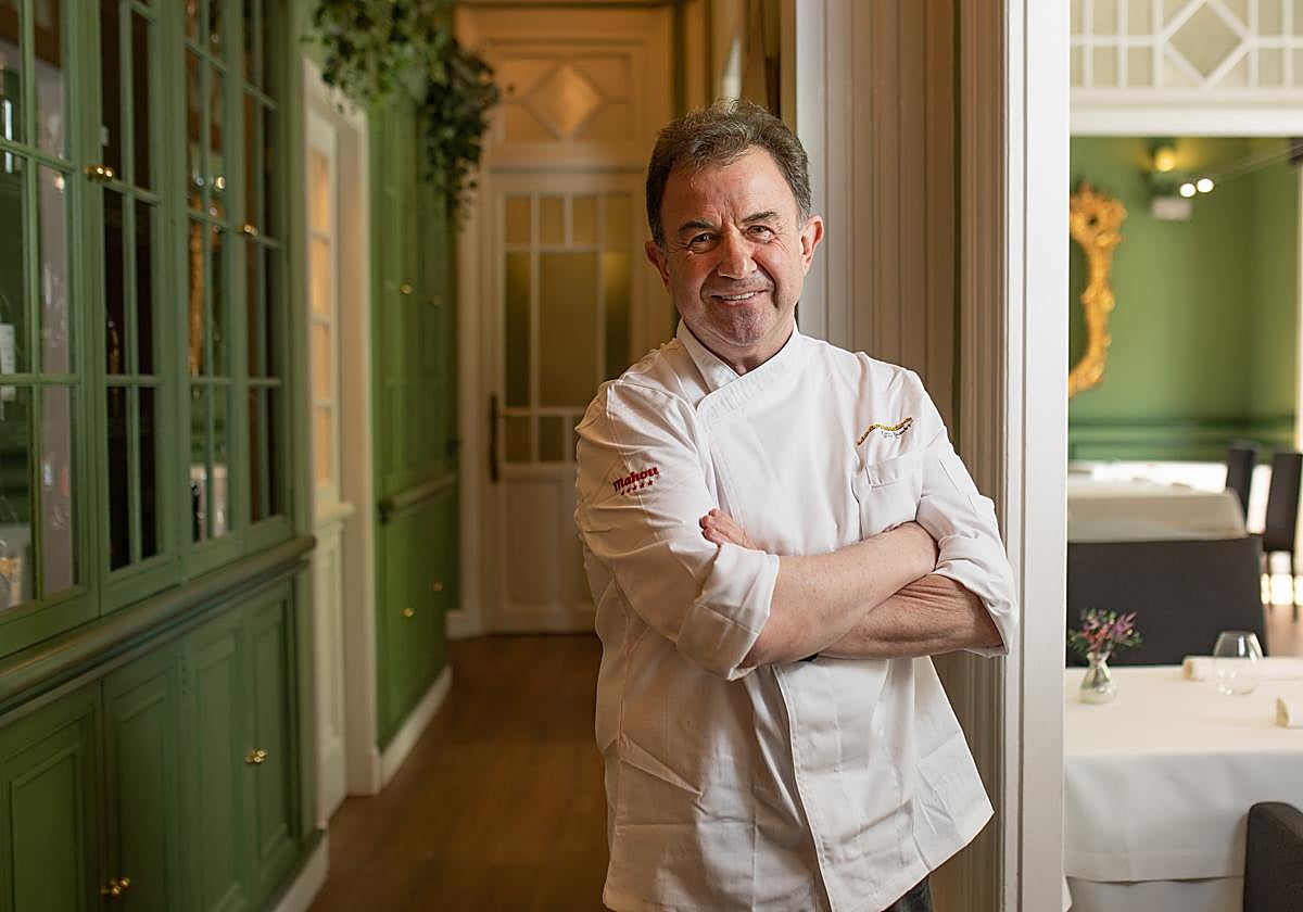 Una bandeja con torrijas en plena elaboración