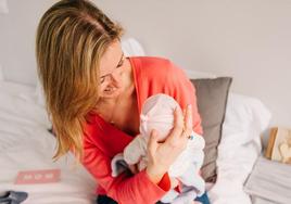 Una mujer que pospuso ser madre para centrarse en su carrera asegura arrepentirse: «Criar ahora a un bebé con 40 es duro»