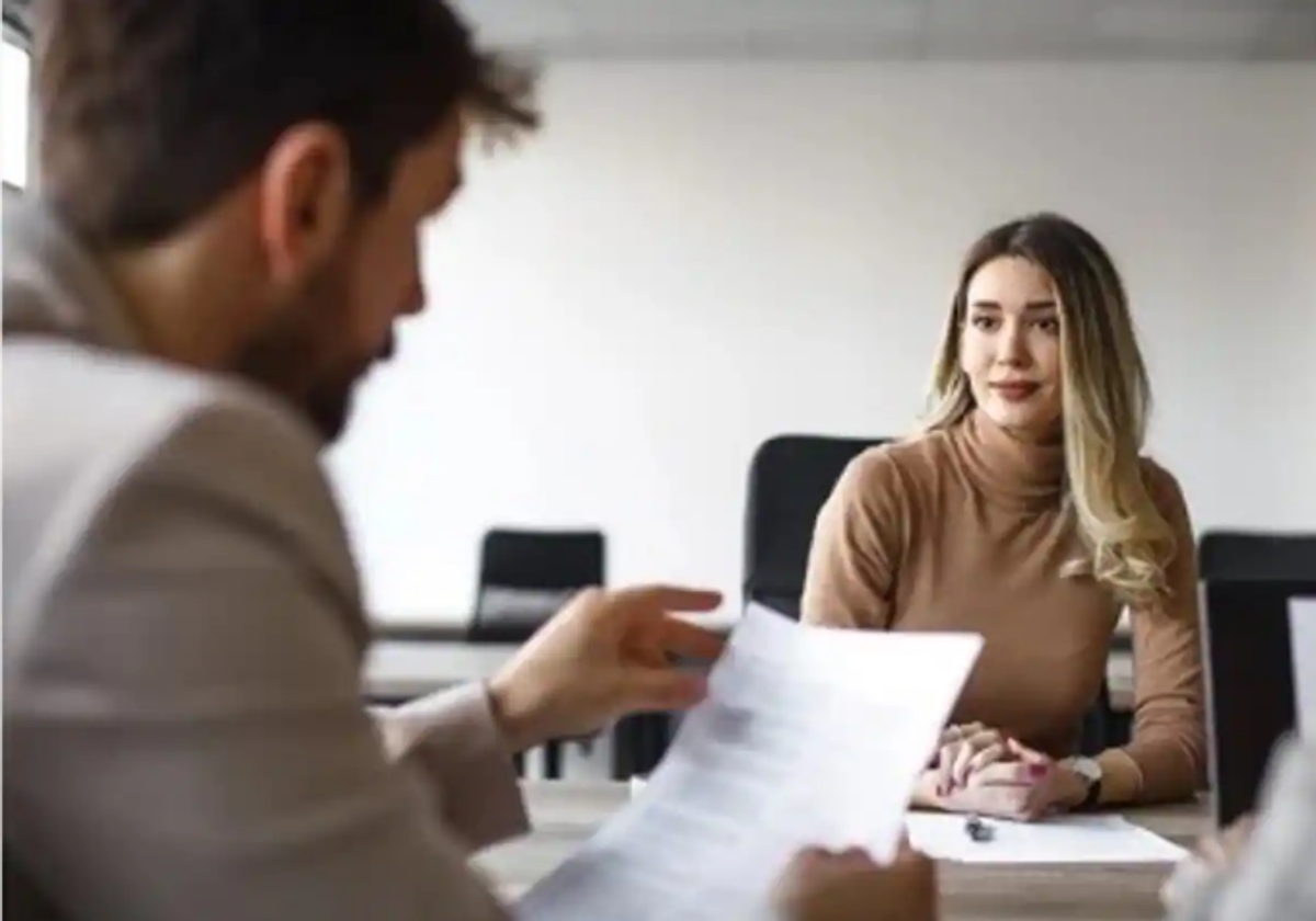 Una reclutadora explica lo que debes hacer al recibir una oferta de empleo