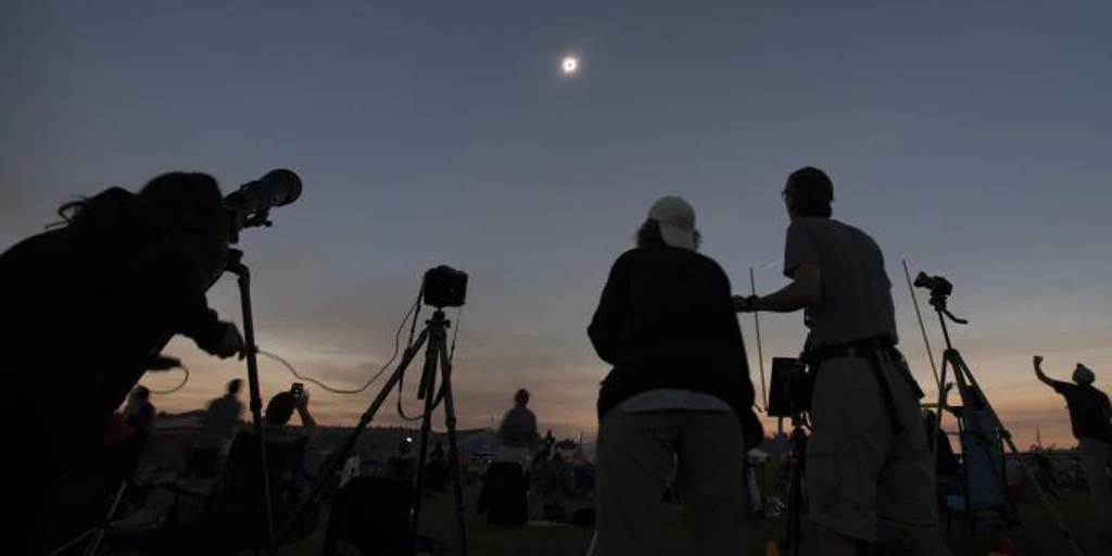 Autoridades estadounidenses advierten que el inminente eclipse solar total puede afectar a los móviles