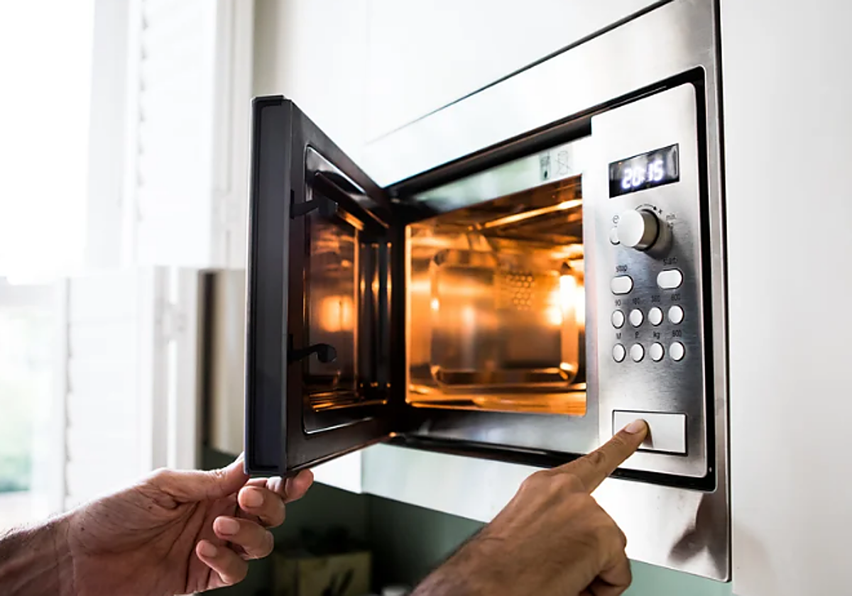 Estos son los motivos de peso por los que no debes calentar el agua y la leche en el microondas