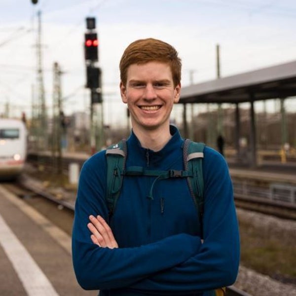 Un adolescente vive en un tren desde hace dos años y gasta 10.000 euros anuales: «Me da la libertad»