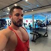 Un trabajador de un gimnasio de Hospitalet increpa a un cliente por su forma de vestir: «No se puede venir así»