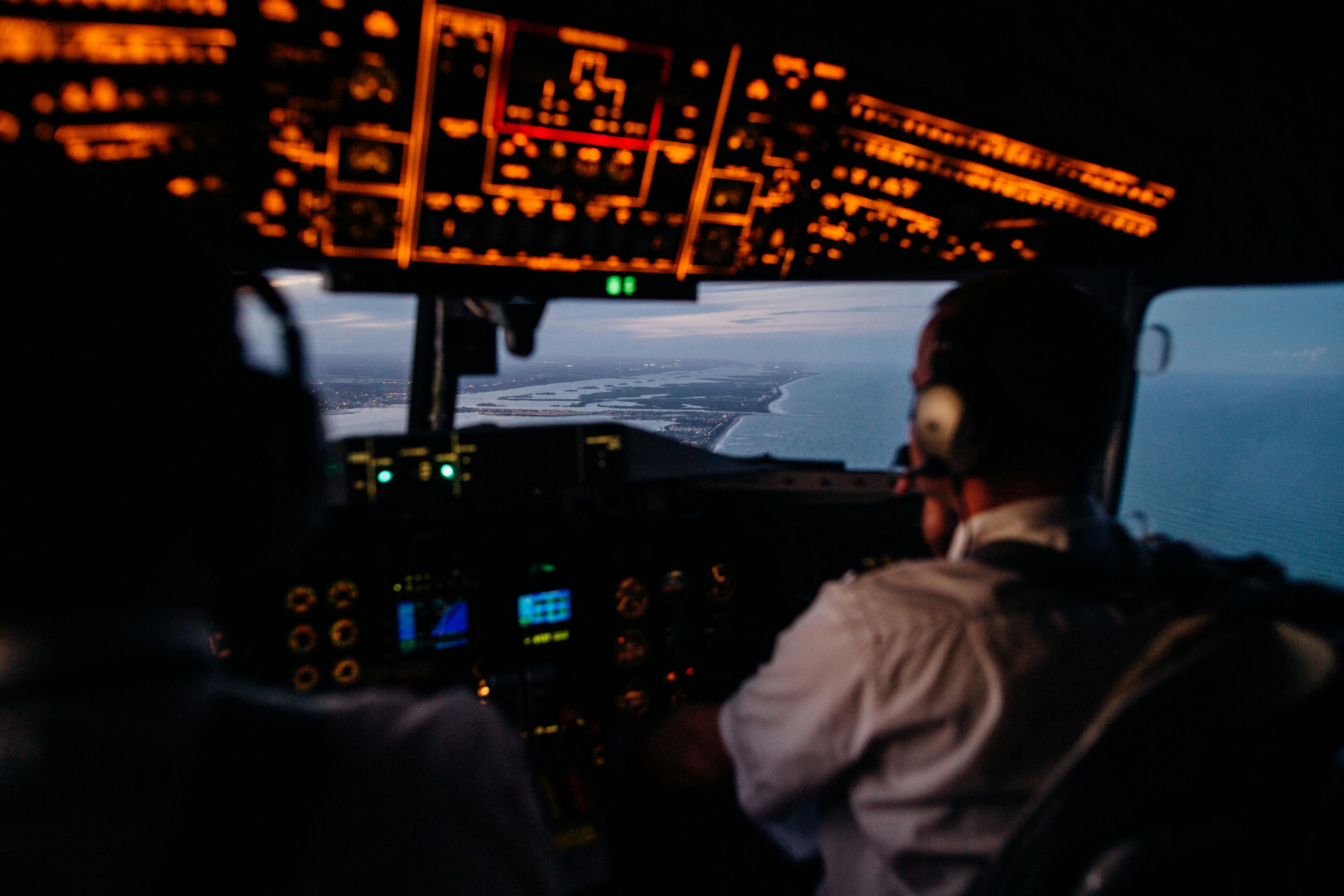 ¿Por qué se deben apagar las luces de la cabina del avión durante el despegue y el aterrizaje?