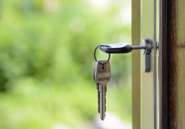 Un experto en seguridad lanza un claro aviso a quienes dejan la llave puesta en la puerta de su casa por la noche