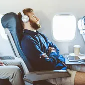 Una azafata explica el motivo por el que no se debe dormir en el avión durante el despegue: «Tus oídos...»
