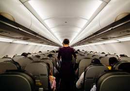 Una azafata de vuelo se sincera y señala un detalle sobre las medias que llevan: «Cuanto más usadas...»