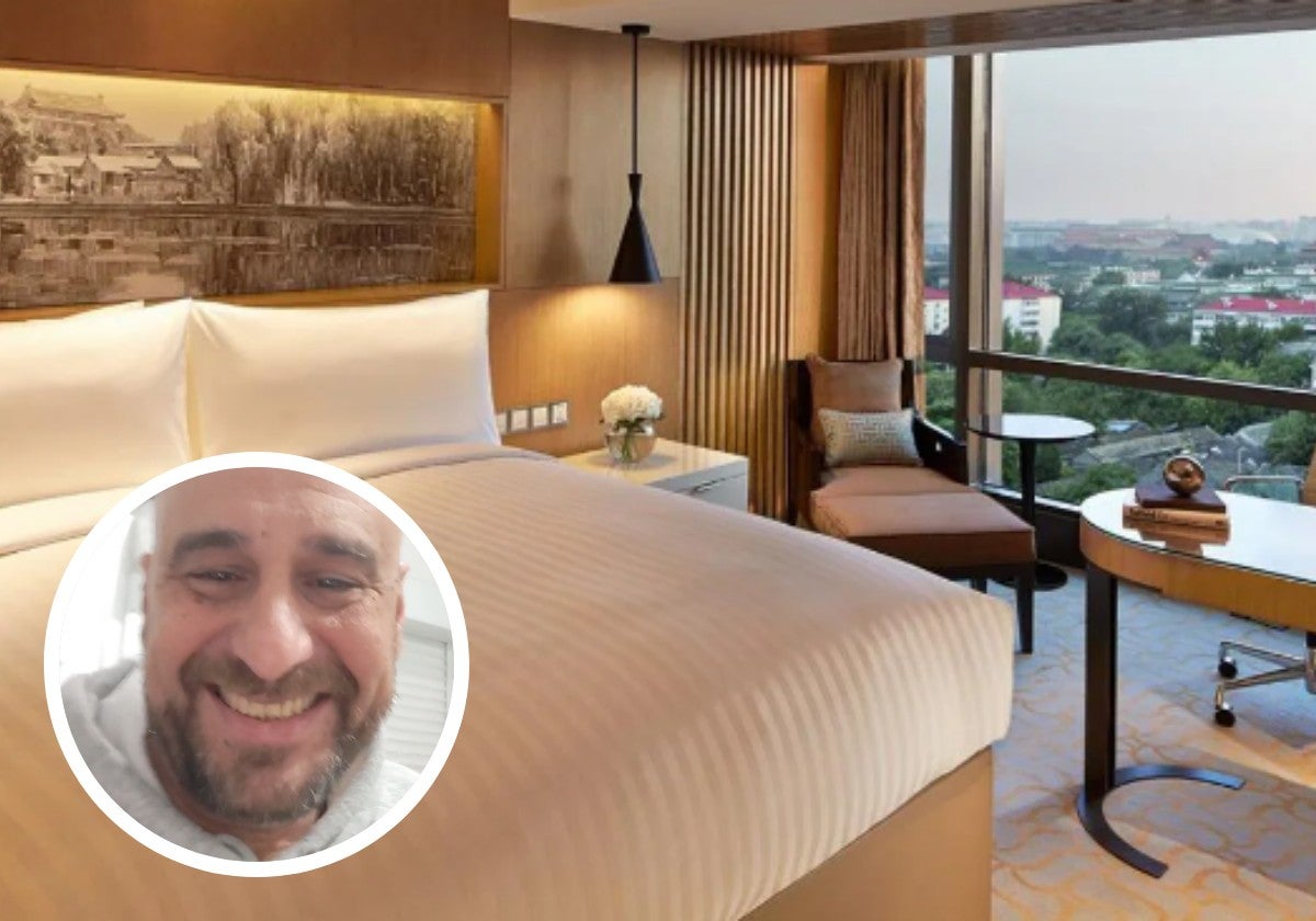 Se queja de la habitación de hotel que alquila hasta que se da cuenta de un detalle