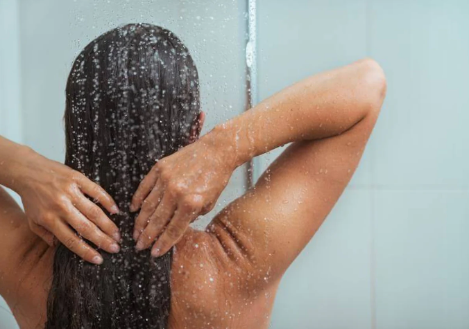 Un médico explica por qué las mujeres prefieren ducharse con agua muy caliente y los hombres no