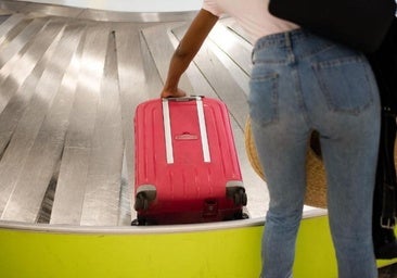 Un trabajador de aeropuerto explica por qué nunca debes poner un lazo en tu maleta para identificarla