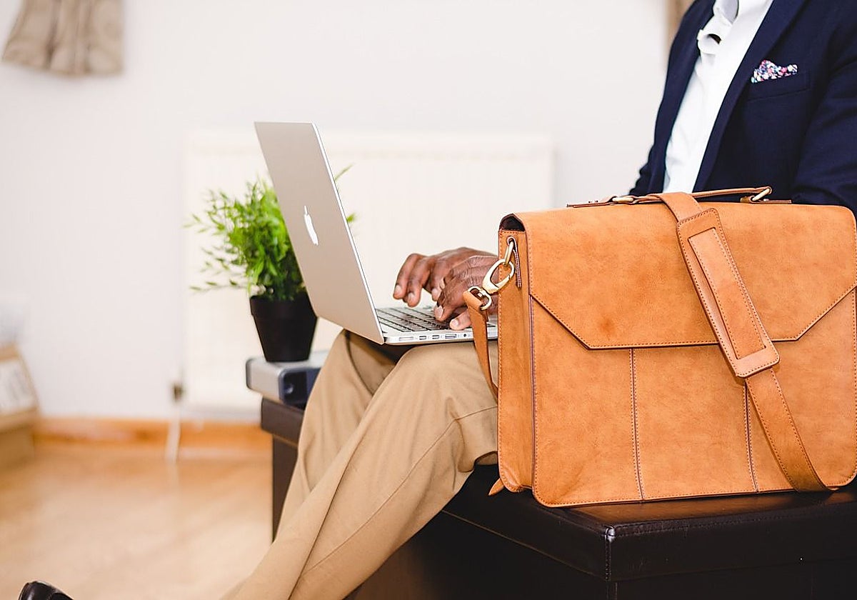 Tras el despido, el empleado actualizó su perfil de LinkedIn indicando que trabajaba a tiempo completo para la otra empresa