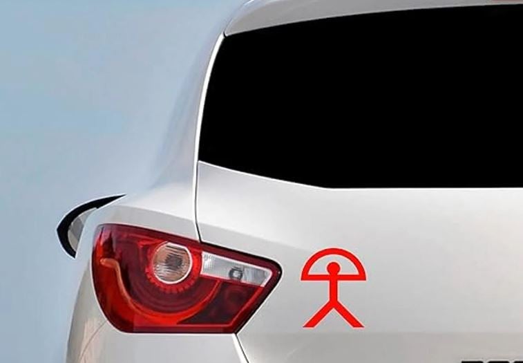 ¿Qué significa este símbolo que llevan los coches en la parte trasera?