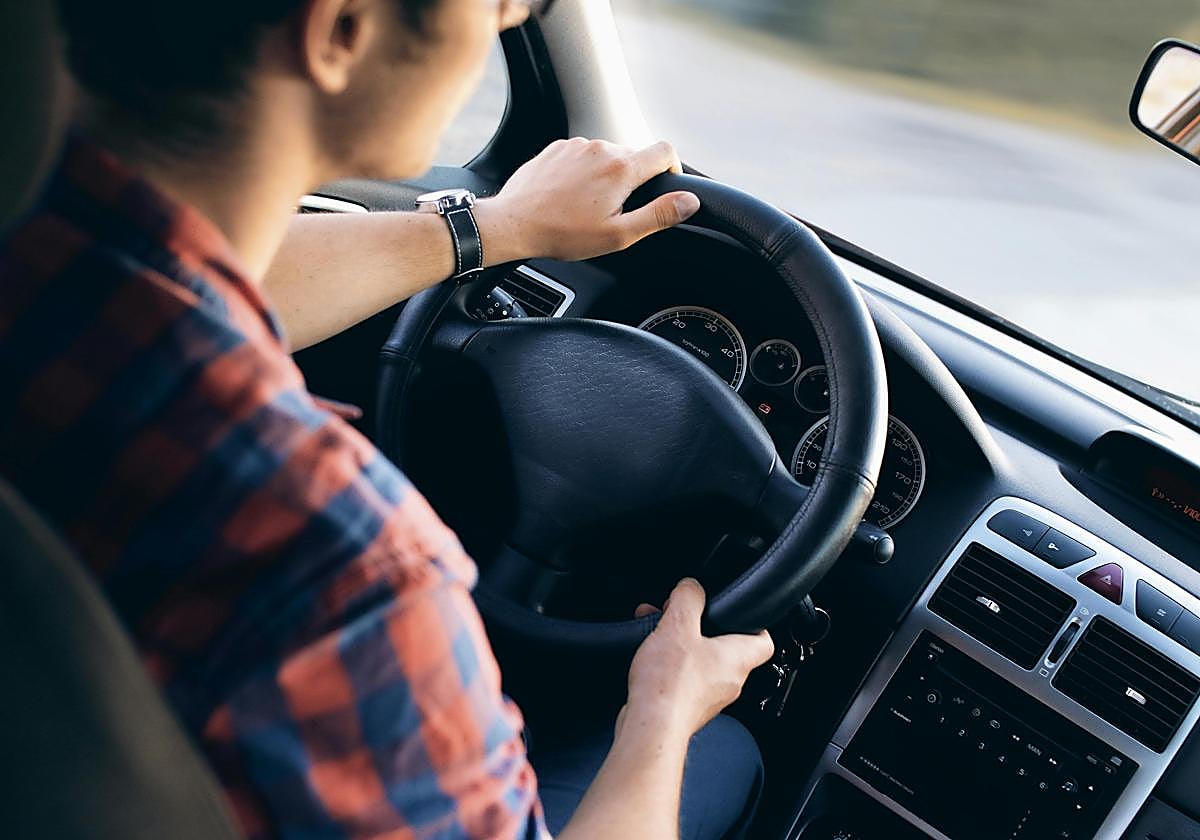 Un matemático explica por qué no tiene sentido conducir el coche a 140km/h en una autopista